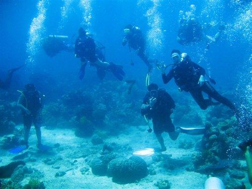 中国驻瑞典大使崔爱民会见瑞典卡罗林斯卡医学院院长维纳松
